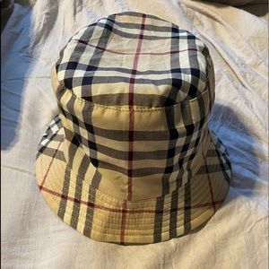 GUC.  GENUINE Burberry Sun hat/pouch